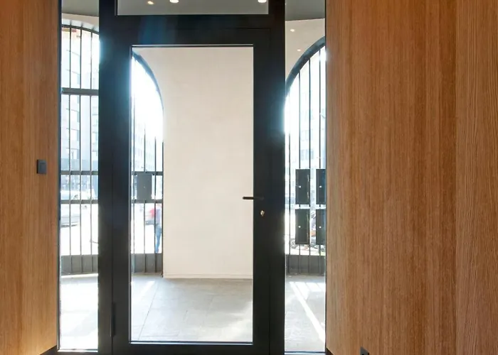 Modern Central 1Br Suite - 90 Sqm